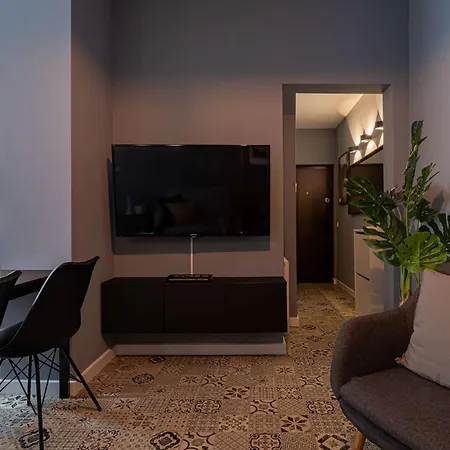 Chic Black & White 2br Retreat On Dambovitei Appartamento *