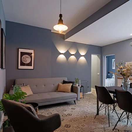 Chic Black & White 2br Retreat On Dambovitei Bucharest