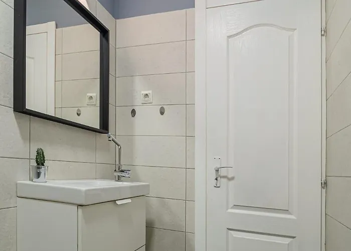 Daire Chic Black & White 2br Retreat On Dambovitei