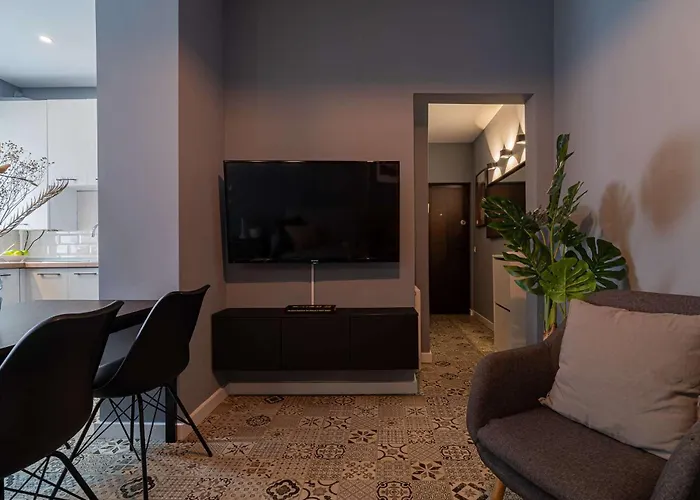 Chic Black & White 2br Retreat On Dambovitei Daire *