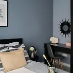 Chic Black & White 2br Retreat On Dambovitei Apartamento