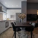 Chic Black & White 2br Retreat On Dambovitei Bucareste