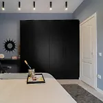 Chic Black & White 2br Retreat On Dambovitei * Bucareste