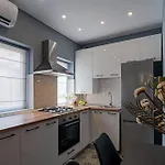 Chic Black & White 2br Retreat On Dambovitei Apartamento *