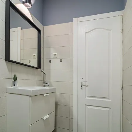 公寓 Chic Black & White 2br Retreat On Dambovitei