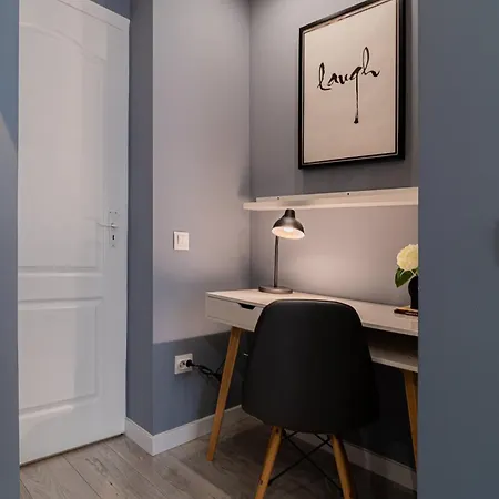 Chic Black & White 2br Retreat On Dambovitei アパート ブカレスト