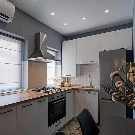 Chic Black & White 2br Retreat On Dambovitei 公寓 *