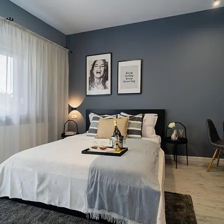 Chic Black & White 2br Retreat On Dambovitei 公寓
