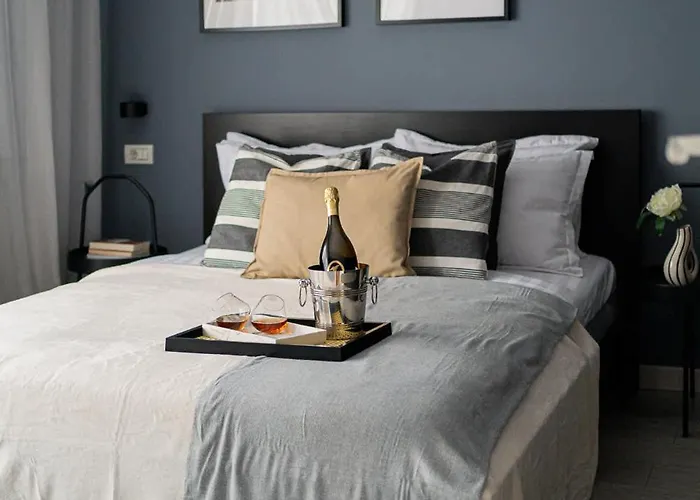 Chic Black & White 2br Retreat On Dambovitei Apartment Bucharest