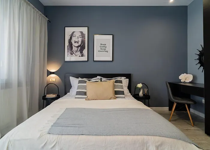 Chic Black & White 2br Retreat On Dambovitei Apartman Bukarest