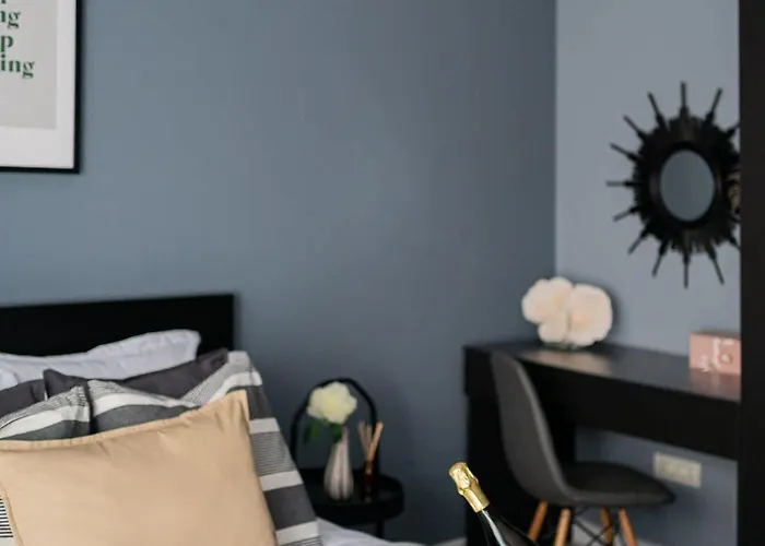 Chic Black & White 2br Retreat On Dambovitei Apartman