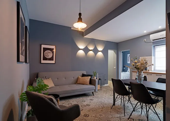 Chic Black & White 2br Retreat On Dambovitei Bukarest