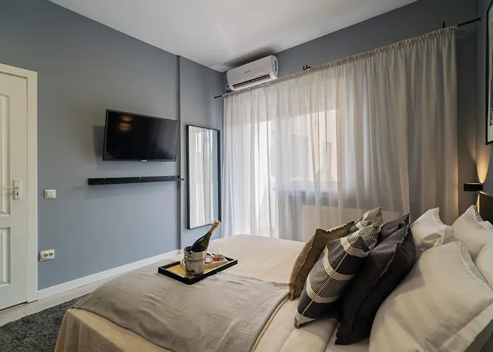 Chic Black & White 2br Retreat On Dambovitei