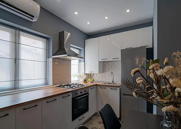 Chic Black & White 2br Retreat On Dambovitei Apartman *