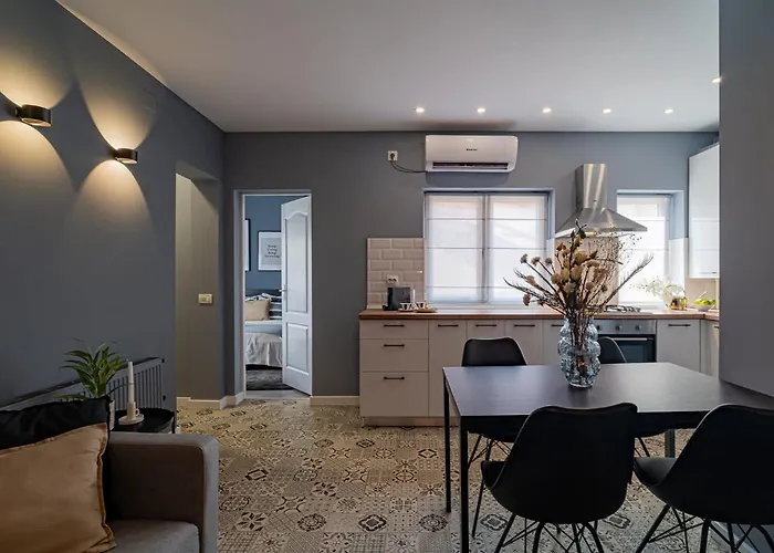 Chic Black & White 2br Retreat On Dambovitei Bukarest