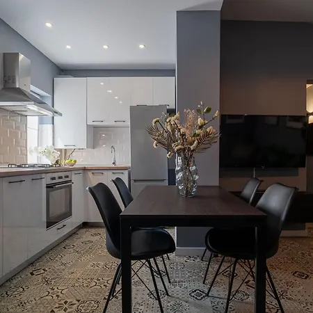 Chic Black & White 2br Retreat On Dambovitei Бухарест