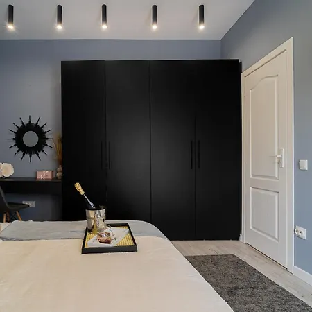 Chic Black & White 2br Retreat On Dambovitei * Бухарест