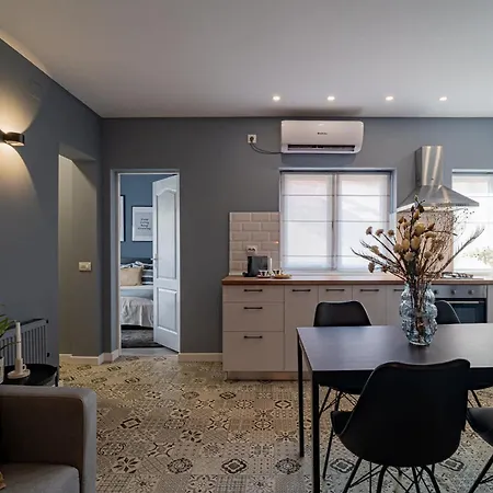 Chic Black & White 2br Retreat On Dambovitei Бухарест