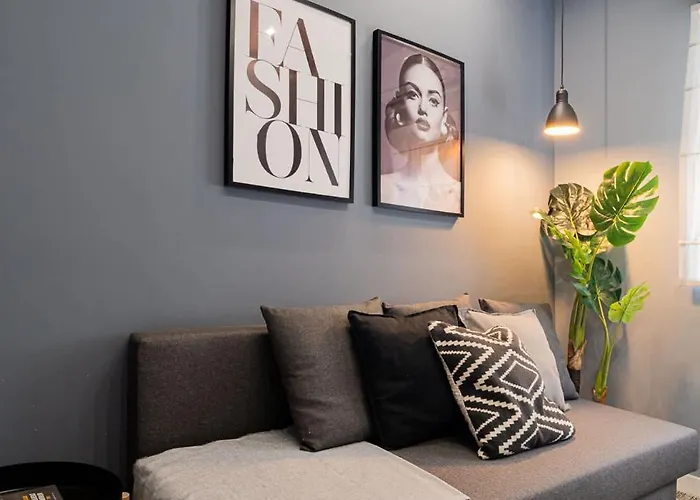 Chic Black & White 2br Retreat On Dambovitei Appartement *
