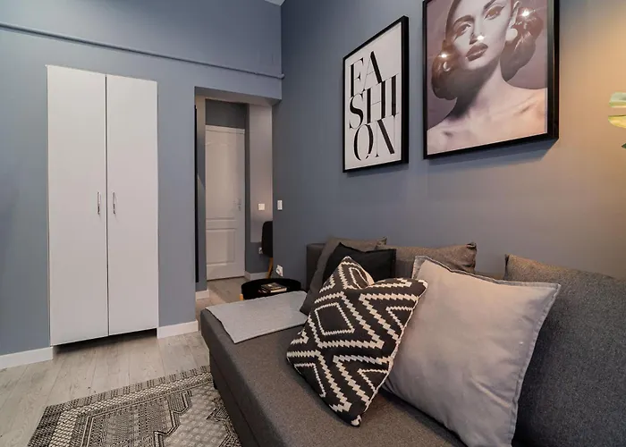 Chic Black & White 2br Retreat On Dambovitei Bucareste